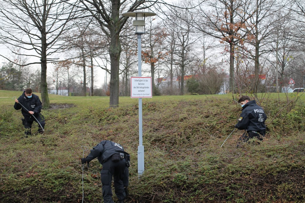 Im Dezember suchten Beamte das gesamte Gelände rund um die Stadtwirtschaft und den Sitz der Deutschen Rentenversicherung nach Hinweisen ab.