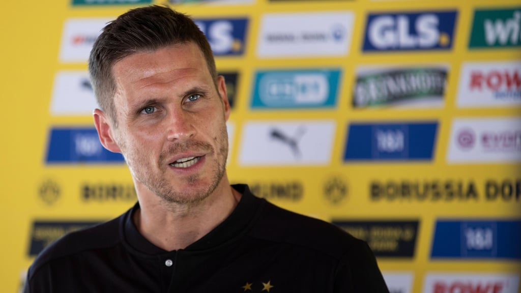 Dortmunds Sportdirektor Sebastian Kehl hofft auf einen spannenderen Titelkampf in der Bundesliga.
