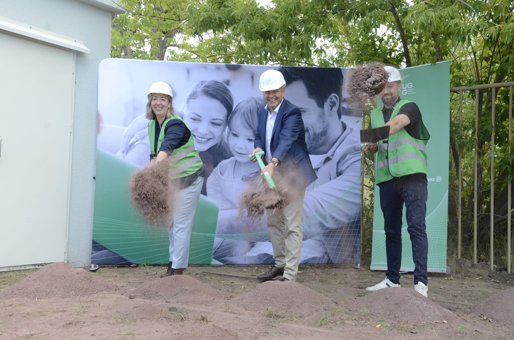 Mit dem symbolischen Spatenstich haben Wiebke Leffrang (v.l.), Bernhard Hieber und Deniz Durmaz den offiziellen Startschuss für den Glasfaserausbau in Haldensleben gegeben.