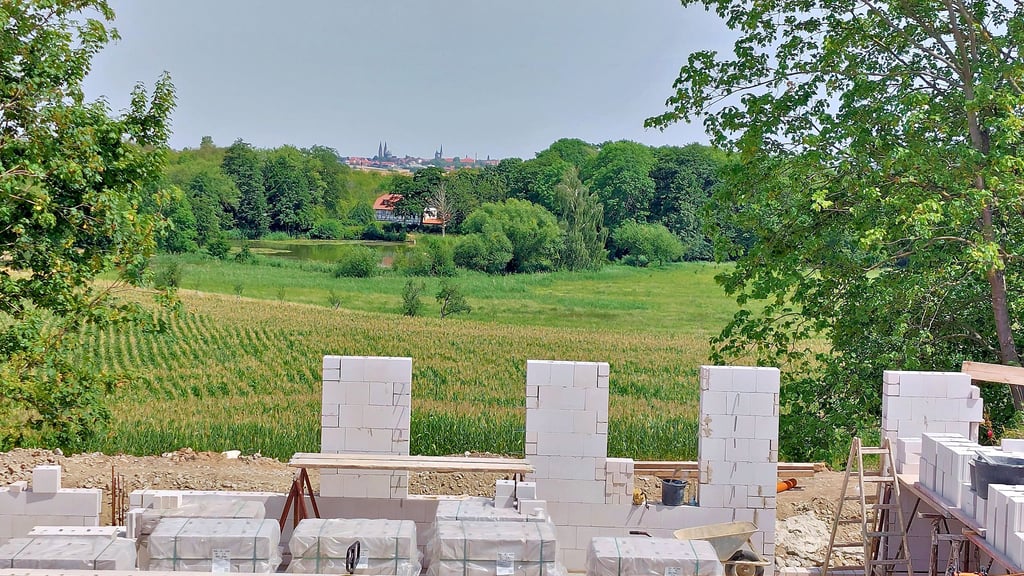 in exponierter Lage am Ortsrand von Langenstein entsteht derzeit auf dem südlichen Pastorenberg ein neues Wohngebiet.