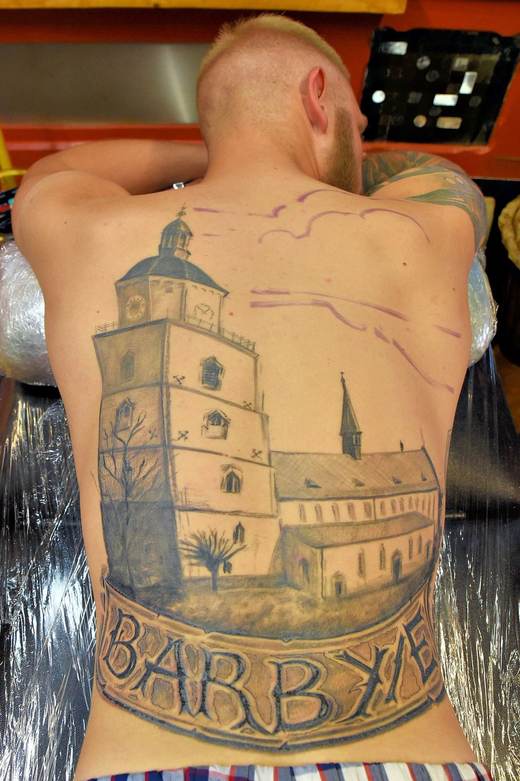 Das hat auch noch keiner in Woodys Tattoo-Studio in der Villa Kunterbunt gewollt. Max Schulze lässt sich das Motiv der Barbyer Marienkirche stechen.