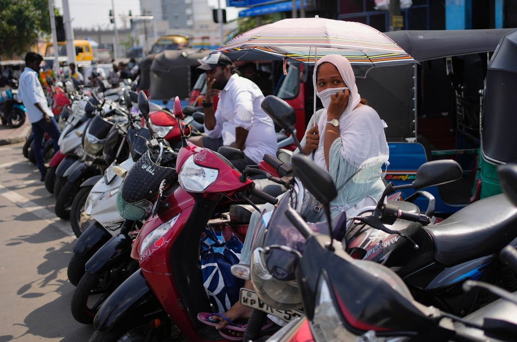 Menschen auf Motorrollern und Autorikschas warten an einer Tankstelle. Die Wirtschaftskrise in Sri Lanka hat dazu geführt, dass die 22 Millionen Einwohner des Landes mit einem Mangel an lebenswichtigen Gütern wie Medikamenten, Kraftstoff und Lebensmitteln zu kämpfen haben.
