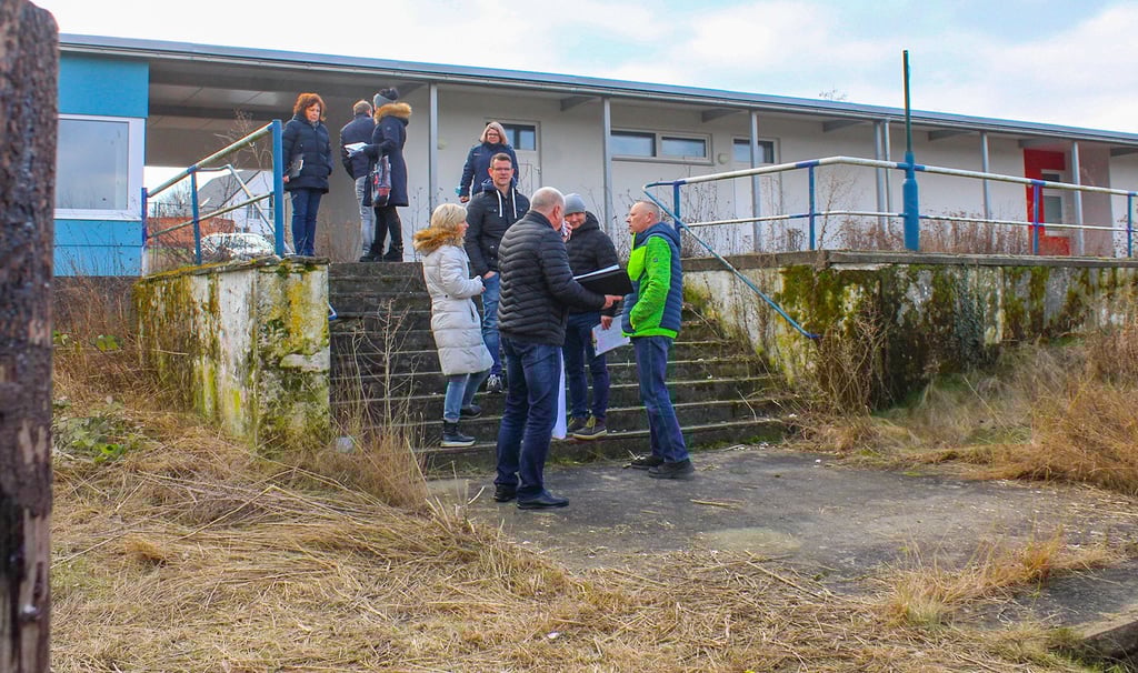 Zum Baustart im Februar trafen sich Vertreter der Gemeinde, des Ortes, des Freibadsvereins, der Planung und des Bauausführenden zu einem koordinierenden Gespräch vor Ort.