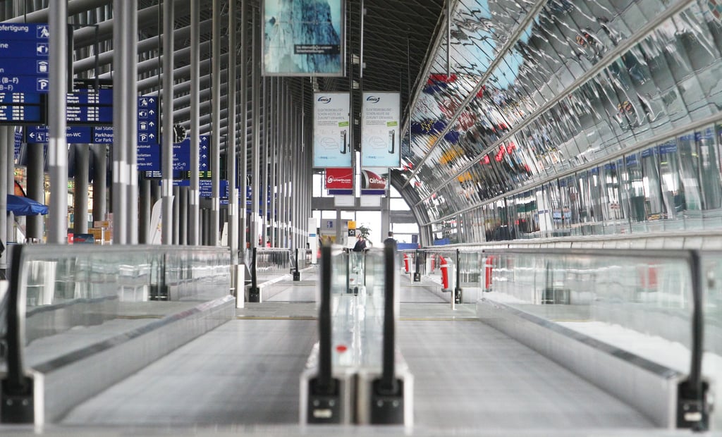 Das leere Terminal des Flughafen Leipzig/Halle in Schkeuditz (Sachsen).