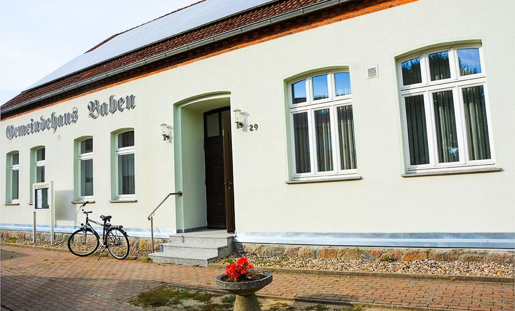Die Wände des Gemeindehauses Baben wurden aufgesägt und mit neuer Sperrsschicht versehen. Auch schützt nun Metall vor Nässe auf dem Sockel.
