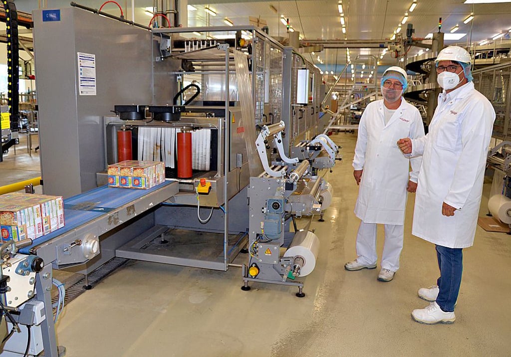 Maschinenleiter Dragos Michael Muntean (r.) und Werksleiter Yves Kaczor in der Produktionshalle von Freiberger.