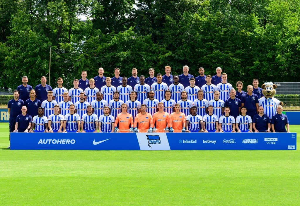 Die Spieler, Trainer und Betreuer von Hertha BSC während des offiziellen Fototermins im Amateurstadion auf dem Olympiagelände.