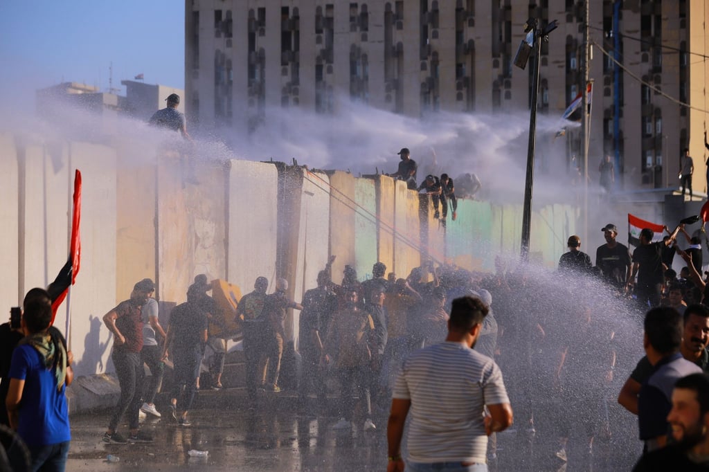 Anhänger des schiitischen Geistlichen al-Sadr versuchen in die Grüne Zone, in der das Parlament und viele Botschaften untergebracht sind, einzudringen.