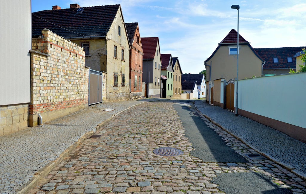 Das alte Kopfsteinpflaster in der Dorfstraße Wählitz soll bald der Vergangenheit angehören und durch neuen Asphalt ersetzt werden.