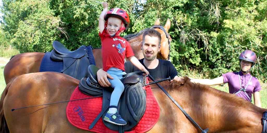 Der jüngste Teilnehmer beim Kinderringreiten in Eggersdorf, Phil Schirmer, mit seinem Vater Tommes.