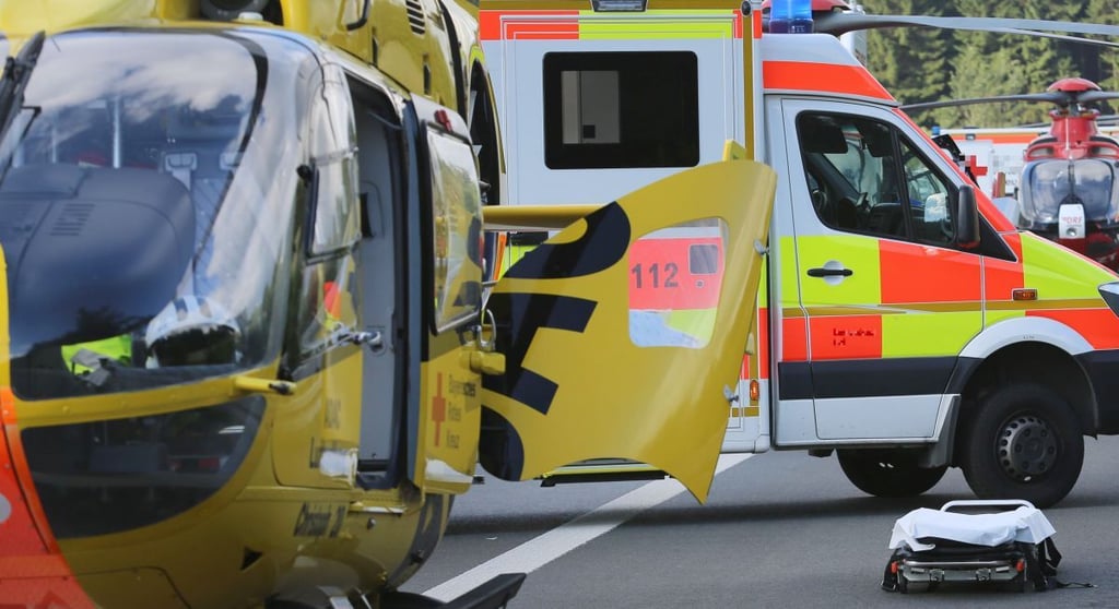 Rettungshubschrauber und Krankenwagen an einer Autobahn