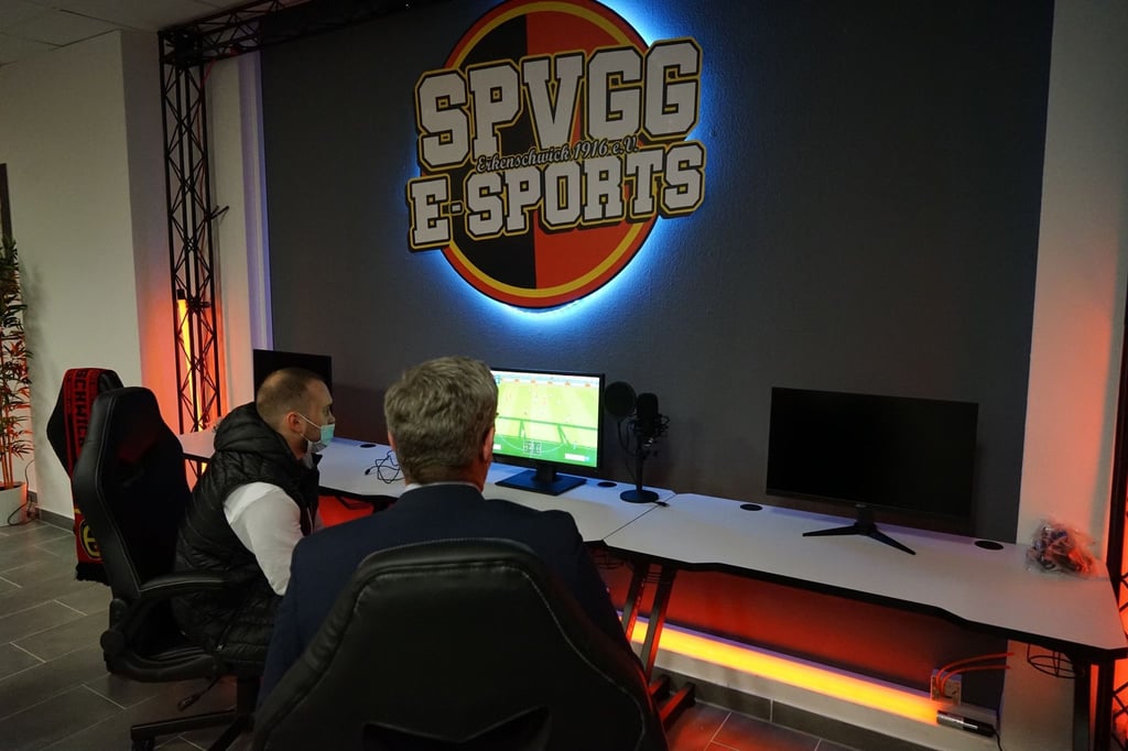 Bei der Gaming-Lounge-Eröffnung von Spvgg. Erkenschwick E-Sports nahm auch der Erkenschwicker Bürgermeister Carsten Wewers (CDU) den Controller in die Hand.