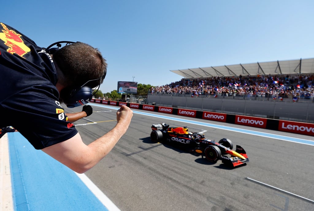 Formel-1-Pilot Max Verstappen fährt im Red-Bull-Boliden über die Ziellinie und gewinnt das Rennen.