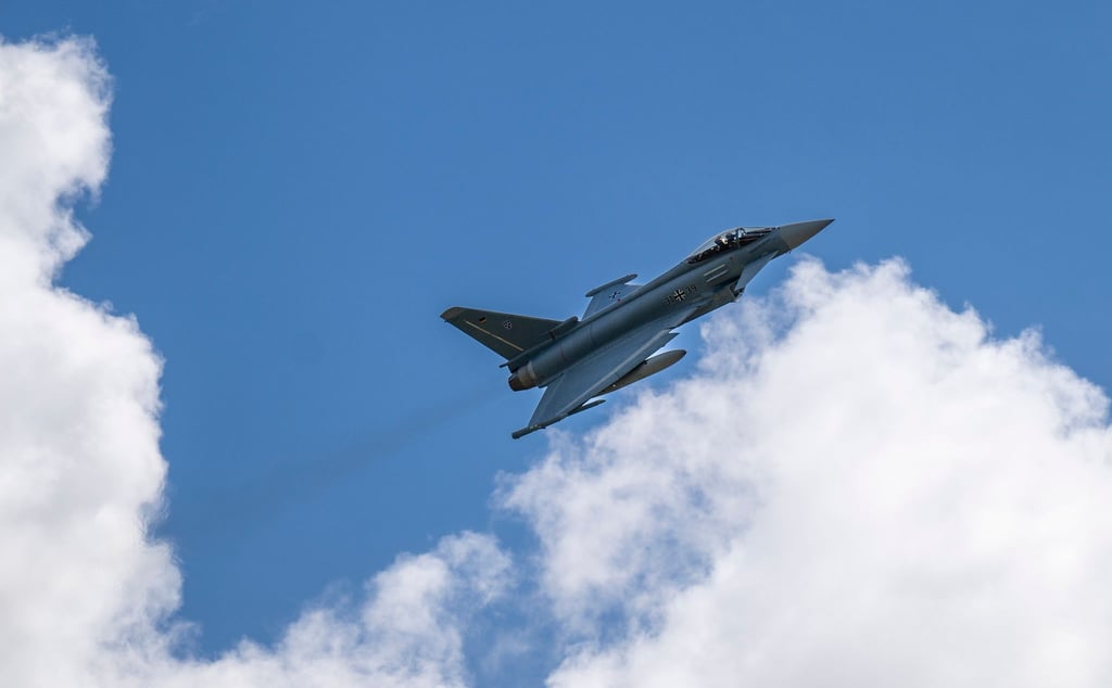 Das Kampfflugzeug Eurofighter Typhoon startet zum Flug vom Flughafen Rostock-Laage.