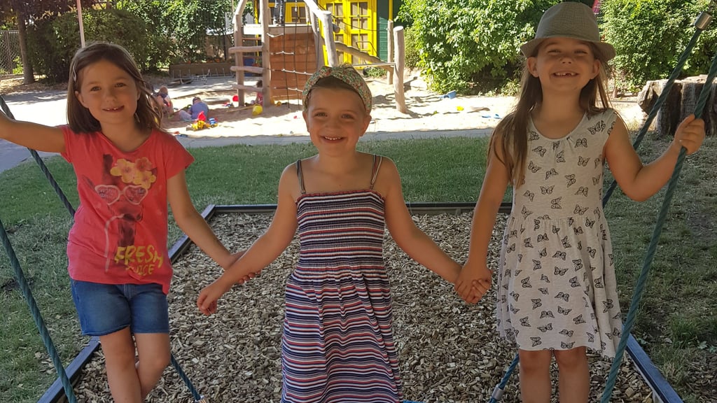 Die 5-jährige Johanne (M.) spielt zusammen mit ihren Freundinnen Ronja und Lotta auf der Schaukel.