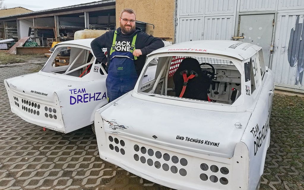 Daniel Kröller bereitet seine Rennpappen für die 29. Trabi-Rallye in Loitzschütz vor. Er gehört zum Team Drehzahljäger.