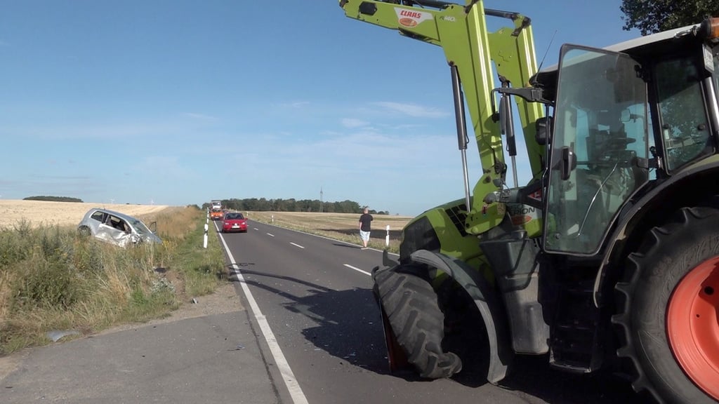 Bei einem Traktor-Crash auf der L24 in der Börde in Sachsen-Anhalt ist eine Autofahrerin verletzt worden.