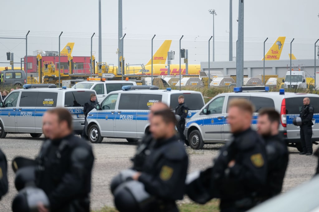 Protest gegen den geplanten Ausbau des Luftfrachtdrehkreuzes geht weiter: Polizisten stehen im September 2021 am Standort des Logistikers DHL am Flughafen Leipzig-Halle.