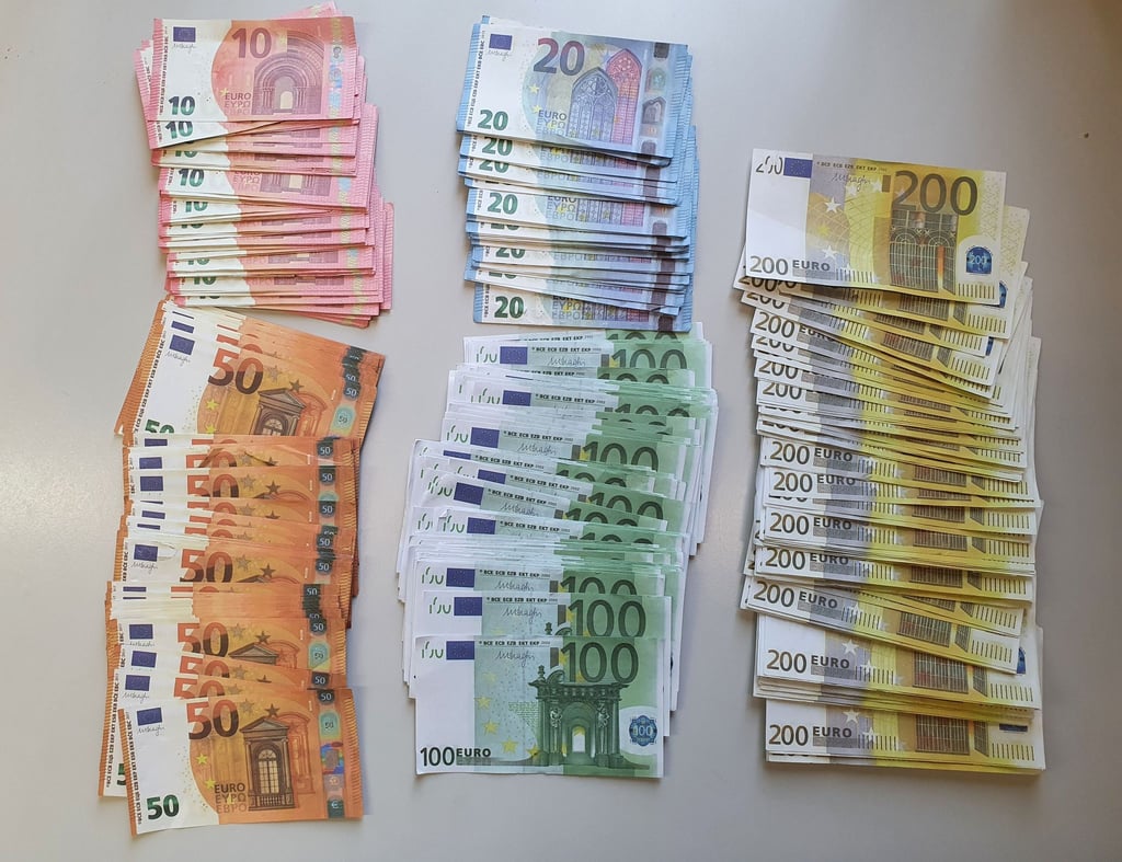 Polizisten am Niederrhein haben nachgemachte Geldscheine auf einer Straße gefunden - und ordendlich sortiert.