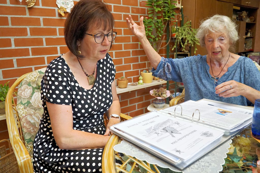 Yvette Below sichtet mit Monika Altenburg Material über die Jerichower Holländerwindmühle. Dieses übergab die Rentnerin jetzt dem Heimatverein.