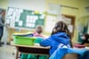 Schülerinnen und Schüler einer Grundschule sitzen mit Abstand in ihrem Klassenraum. Die dünne Personaldecke in deutschen Schulen wird mit pensionierten Lehrern nicht gelöst.