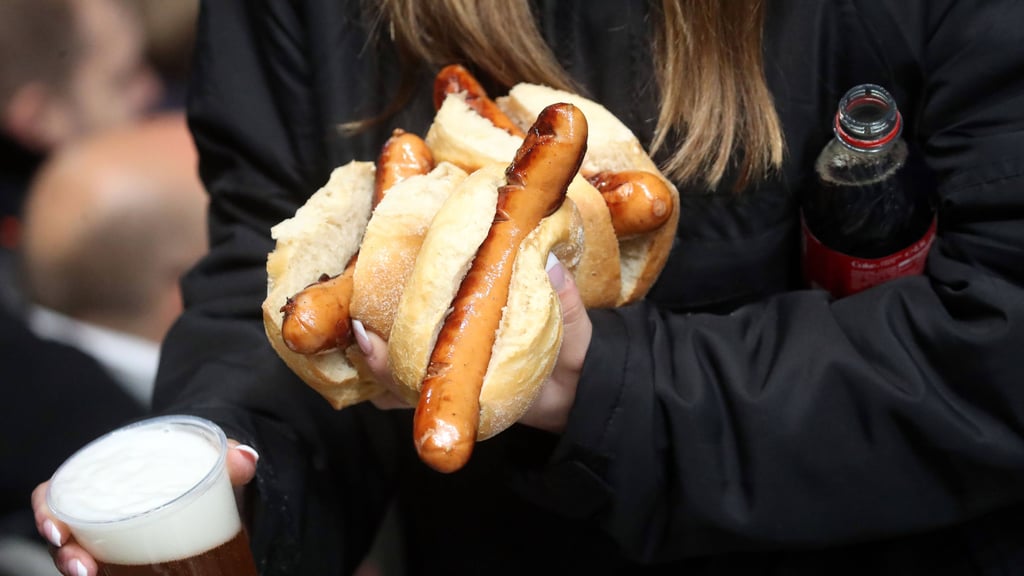 Wurst und Bier gehört als Stadion-Klassiker für viele zum Fußball.