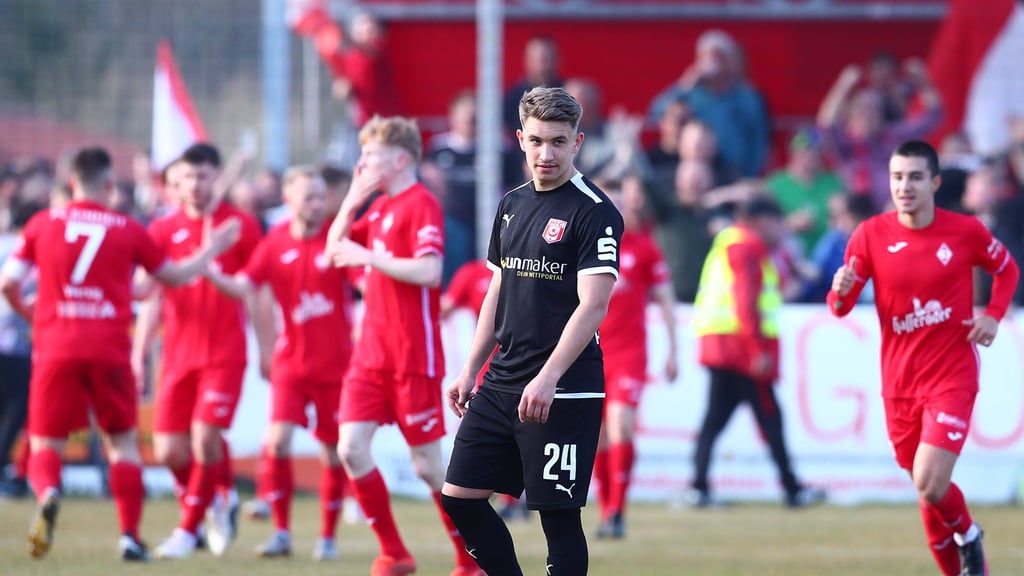 Halles Julian Guttau kann es selbst kaum glauben, aber der HFC verlor das Landespokal-Halbfinale beim FC Einheit Wernigerode mit 1:2.