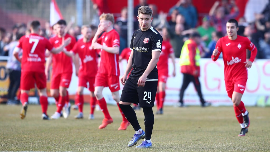 Halles Julian Guttau kann es selbst kaum glauben, aber der HFC verlor das Landespokal-Halbfinale beim FC Einheit Wernigerode mit 1:2.