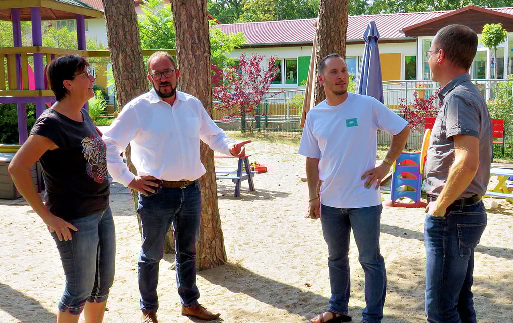 Kita-Leiterin Uta Kunze, Gemeindebürgermeister Kay Gericke, Denny Röhrich und Marco Gründel auf dem Gelände der Kita Wichtelwald in Heyrothsberge.