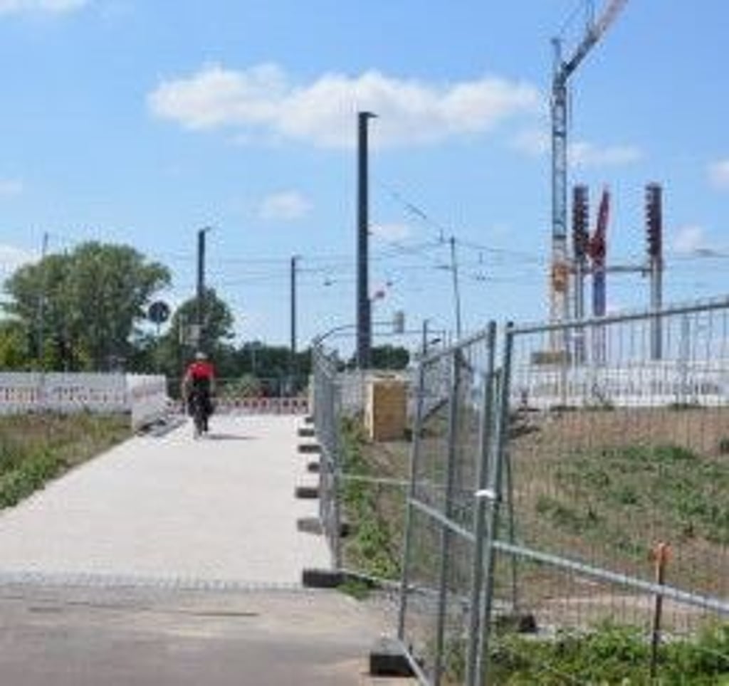 Eine neue Rampe führt am Ende des Kanonenbahnradwegs in Höhe Zentrum „Mutter Teresa“ auf die neue Verkehrsanlage Heumarkt neben der Magdeburger Strombrückenbaustelle.