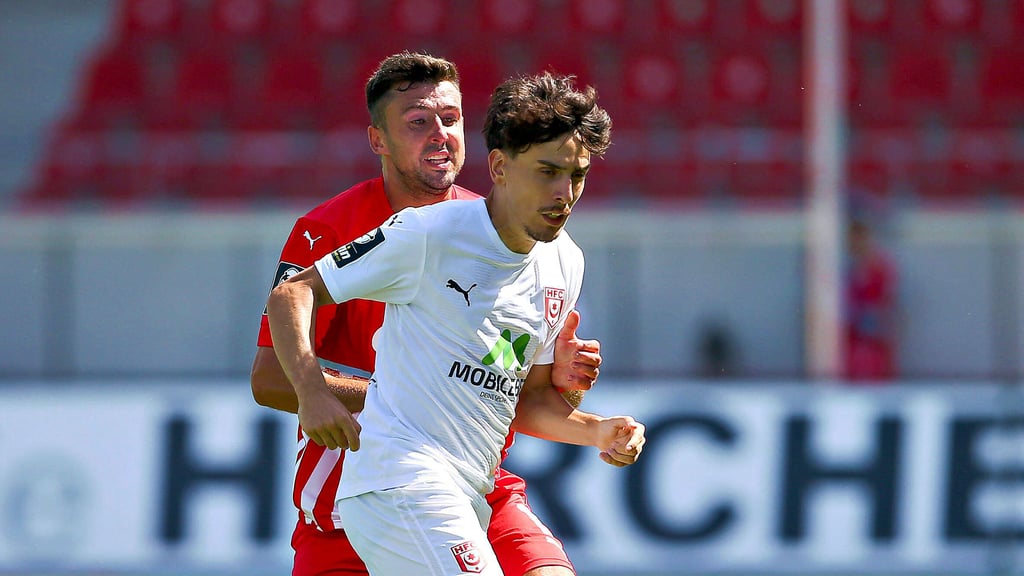 Timur Gayret (v.) spielte bei seinem Pflichtspieldebüt für den HFC in Zwickau befreit auf.