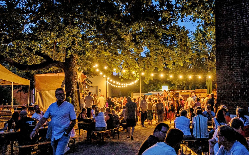 Großer Andrang herrscht für gewöhnlich beim Kemberger Mittelalterfest. Auf dem Kirchplatz - hier im Jahr 2019 - wird ausgelassen gefeiert.