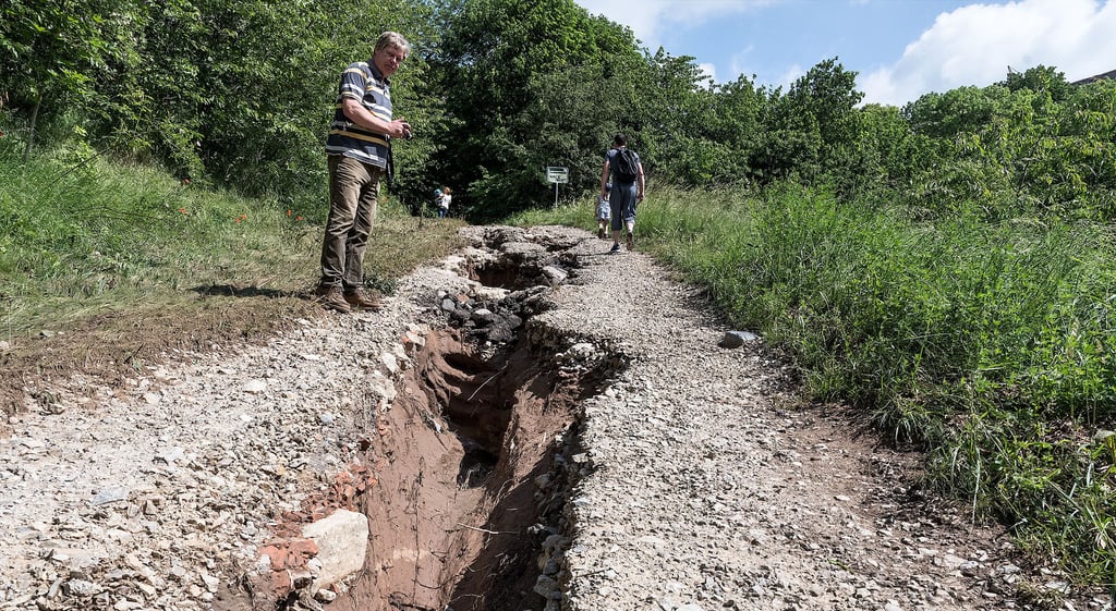 Vorher: Die Unwetter von 2017 hinterließen teils bis zu einem Meter tiefe Furchen im Ronneburger Weg.