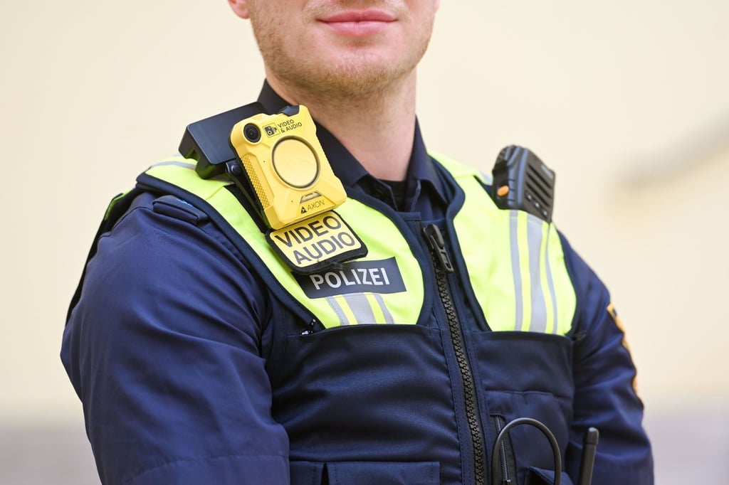 Ein Polizeibeamter trägt eine Bodycam.