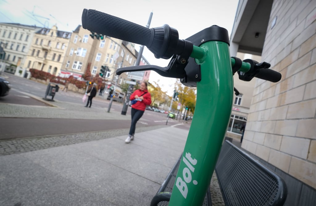 Bis Ende Juni konnten E-Roller noch an jeder Straßenecke geparkt oder abgeholt werden. Inzwischen ist das nur noch in bestimmten Bereichen möglich. Die meisten Parkplätze liegen im Stadtzentrum.