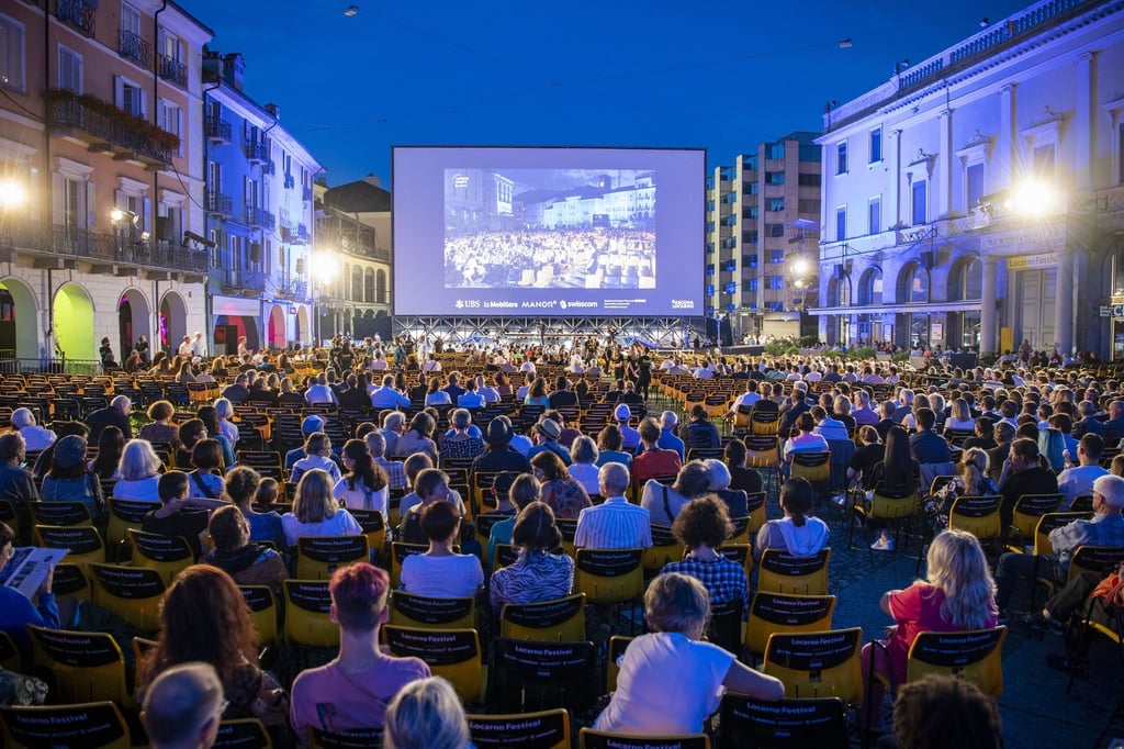Besucher verfolgen eine Filmvorführung auf der Piazza Grande während des 74. Internationalen Filmfestivals (2021). Dieses Jahr wird ein rundes Jubiläum gefeiert.