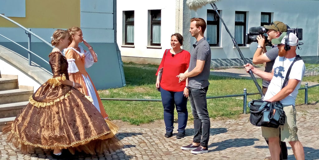 Tourist-Info Chefin Anne Höppner (Mitte) und die Zerbster Prinzessinnen Vanessa Hemmerling sowie Nane Bombach berichten einem Fernsehteam über die große Tochter, die Sehenswürdigleiten und die Geschichte der Stadt. Anlaufpunkte waren neben dem Katharina-Denkmal unter anderem das Francisceum und St. Nicolai.