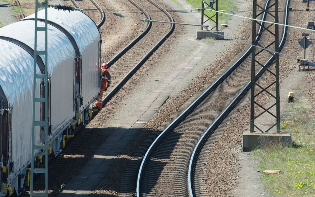 Ein mit Kohle beladener Zug rangiert auf dem Güterrangierbahnhof der Deutschen Bahn in Leipzig (Sachsen).
