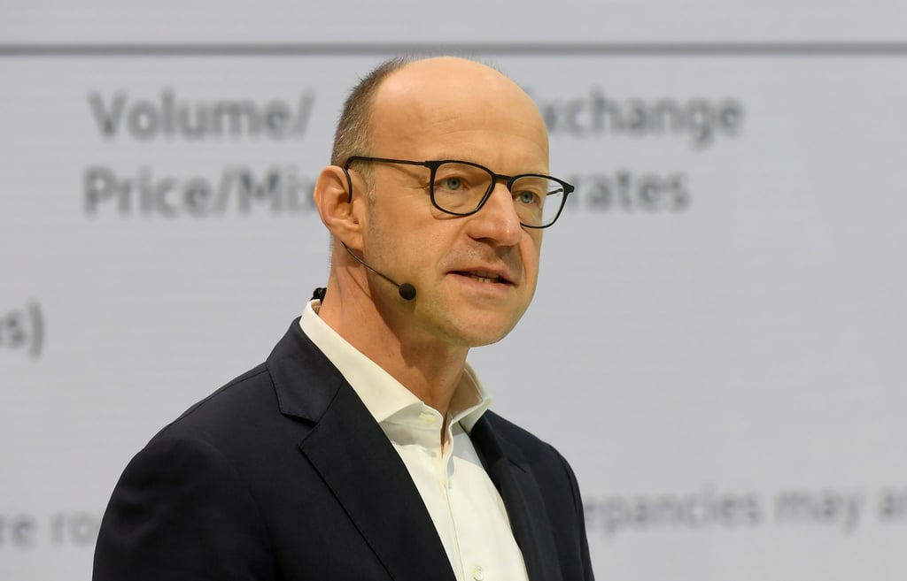Arno Antlitz, VW-Finanzvorstand, spricht während einer Pressekonferenz.
