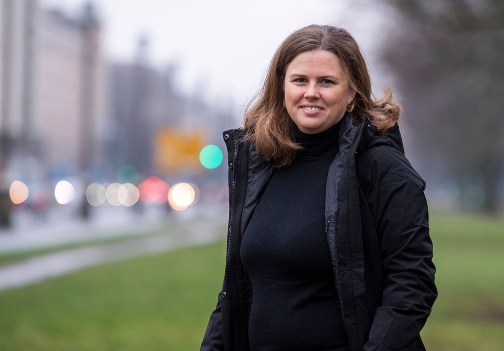 Clara Herrmann (Bündnis 90/Die Grünen), Bezirksbürgermeisterin von Friedrichshain-Kreuzberg, steht an der Frankfurter Allee in Friedrichshain.