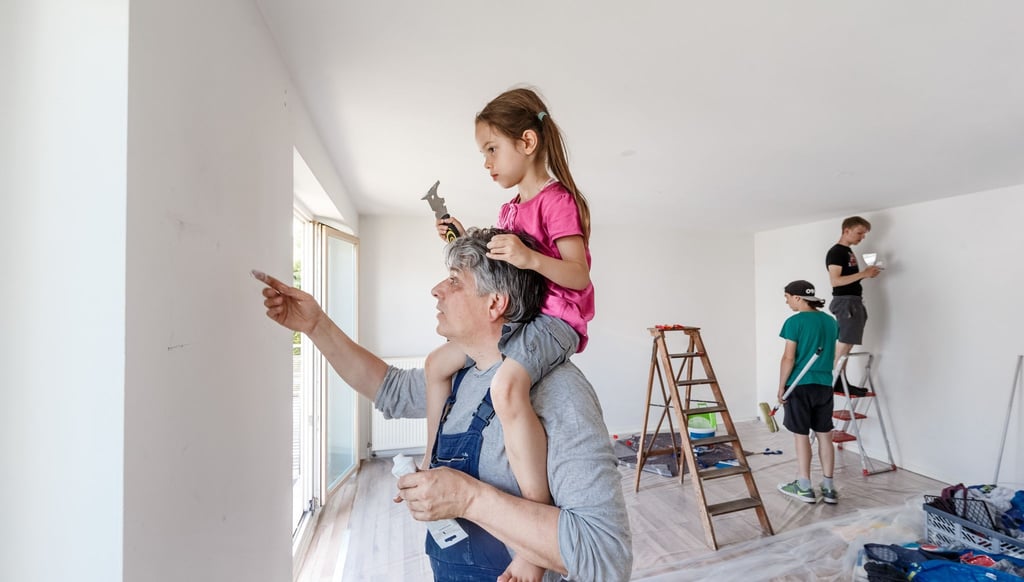 Partner und Kinder eines Erblassers können unter Umständen ein Haus steuerfrei erben - vorausgesetzt sie ziehen innerhalb von 6 Monaten ein und bleiben mindestens 10 Jahre dort wohnen.