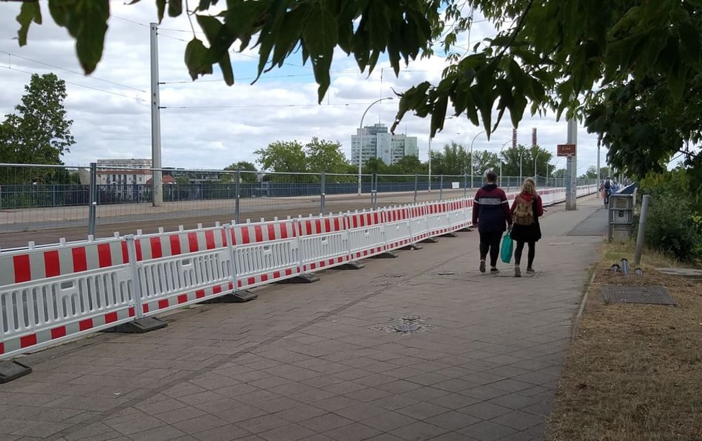 Blick auf die Magdeburger Strombrücke in Richtung Osten. Die doppelte Absperrung hier gibt Fragen auf.