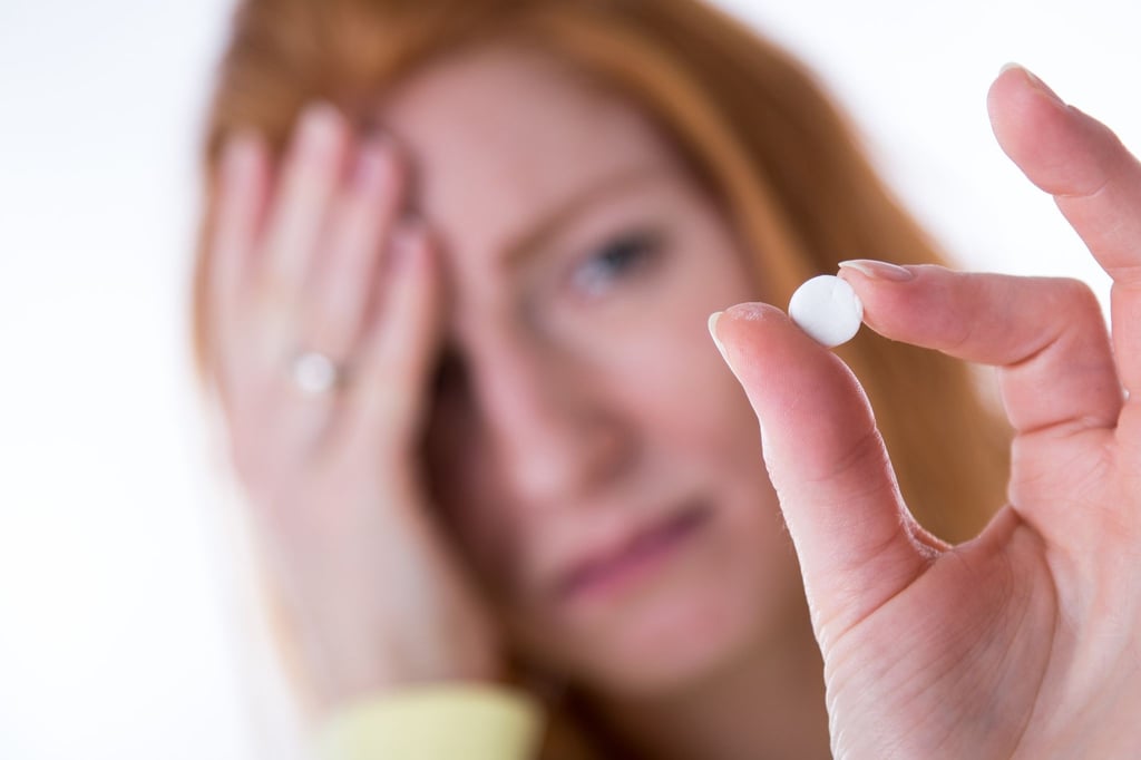 Manchmal sind die Kopfschmerzen so stark, dass eine Schmerztablette sein muss. Schmerzmittel sollten allerdings nicht zur täglichen Gewohnheit werden.
