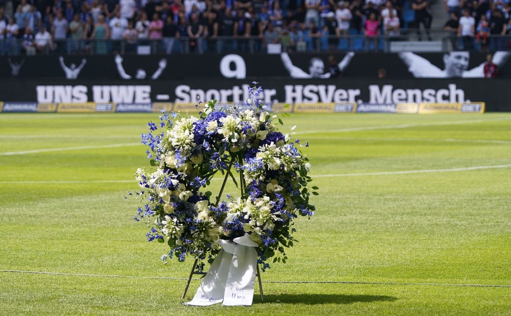 Für ihren kürzlich verstorbenen Ehrenbürger Uwe Seeler veranstaltet die Freie und Hansestadt Hamburg eine Trauerfeier im Volksparkstadion.