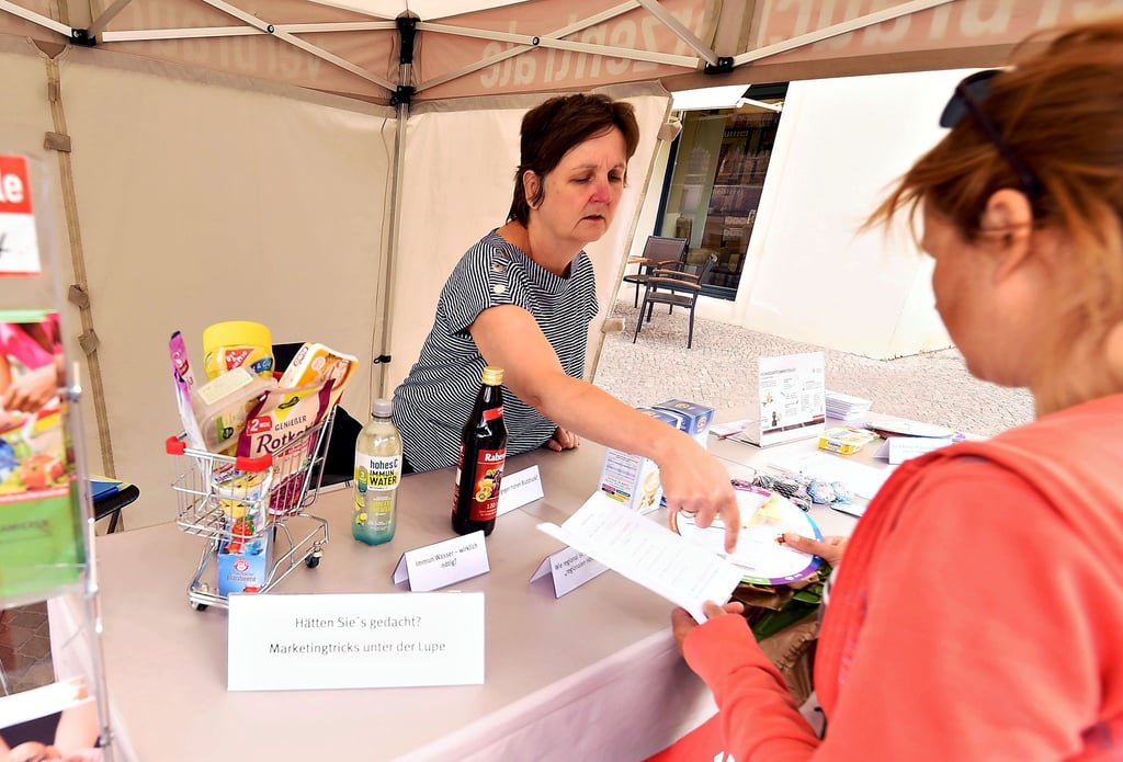 Melanie Letzel berät eine Passantin am Infostand der Verbraucherzentrale in Köthen.