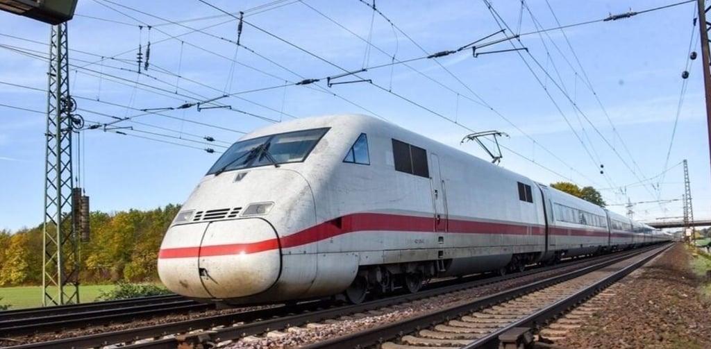 Weil sie im Gleis ein Buch gelesen hatte, ist eine 25-Jährige am Bahnhof Burg in Sachsen-Anhalt mit 150 Kilometern in der Stunde von einem ICE erfasst worden. Die Strecke war mehrere Stunden gesperrt.
