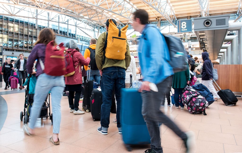 Reisende am Hamburger Flughafen. Der Verdi-Warnstreik bei der Lufthansa ist beendet.