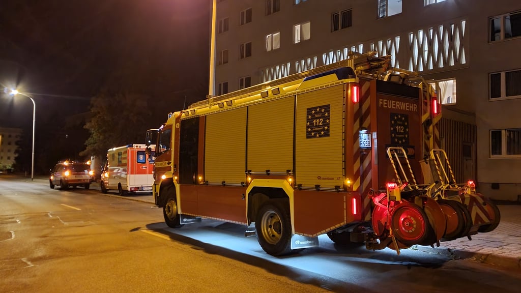 Kinder im Aufzug eingeschlossen: Einsatzkräfte vor dem Haus in der Hettstedter Straße in Halle-Neustadt.