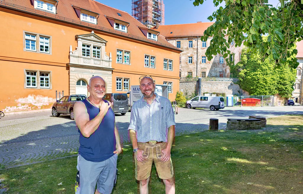 Michael Siebert (l.) und Matthias Helmig sind mit der Planung des Oktoberfestes in Droyßig am Schloss beschäftigt.