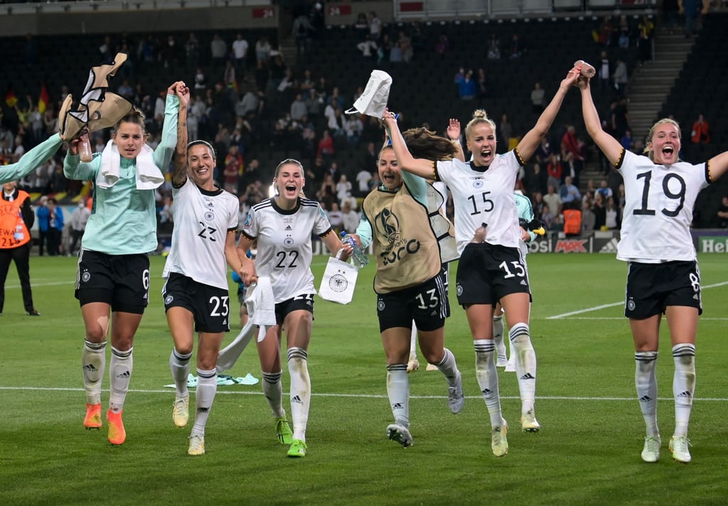Deutschlands Spielerinnen feiern nach Spielende.